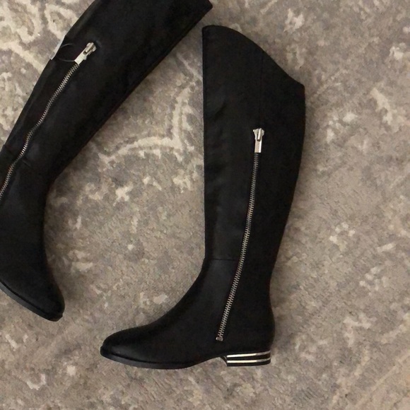 Edgy Chic DKNY Striped Heel Black Leather Boots - Picture 2 of 14